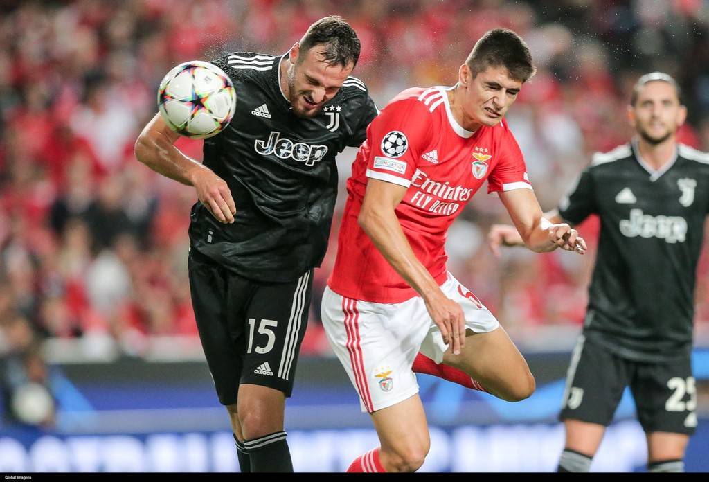 光明戰(zhàn)場(chǎng):本菲卡死守出線生機(jī)戰(zhàn)那不勒斯